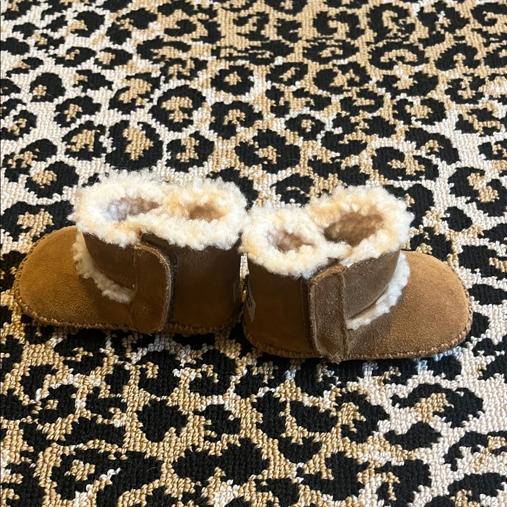 UGG Tan Infant Boots with Cream Fur - Picture 2 of 6